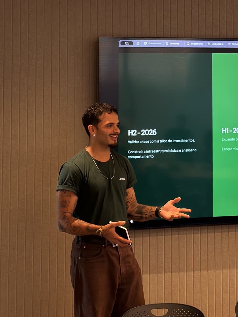 Marcos Lott presenting at Avenue